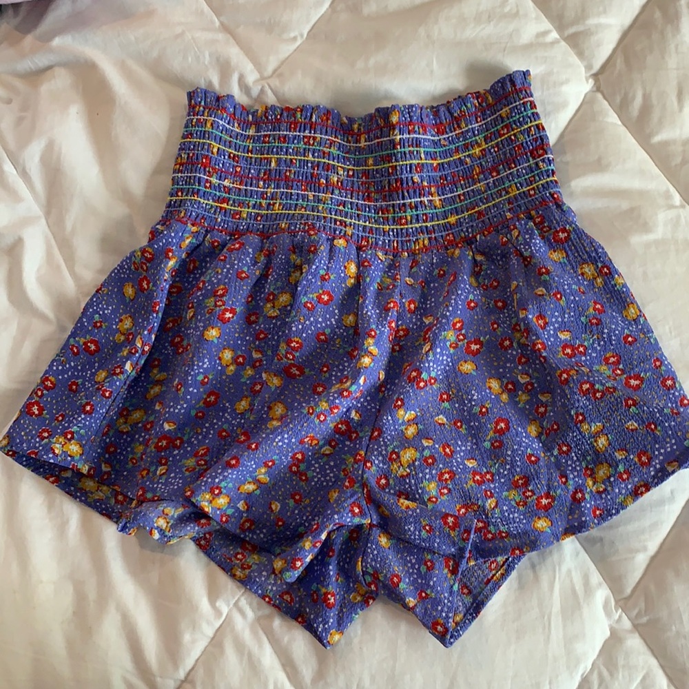 Akaiv flowy shorts. Size medium!